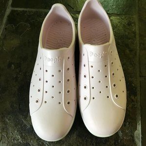 Like new People flats